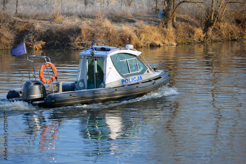 Fototapeta Naklejka Na Ścianę i Meble -  Policja polska na szybkiej motorówce podczas akcji ratunkowej na jeziorze. 