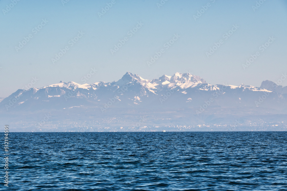 le lac léman et les Alpes