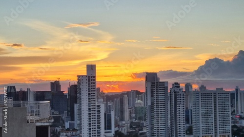 Atardecer con cielo rojo en ciudad de panamá