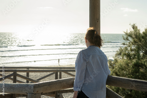 Mujer mirando al mar