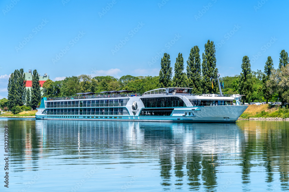 Flusskreuzfahrtschiff bei Breisach am Rhein 