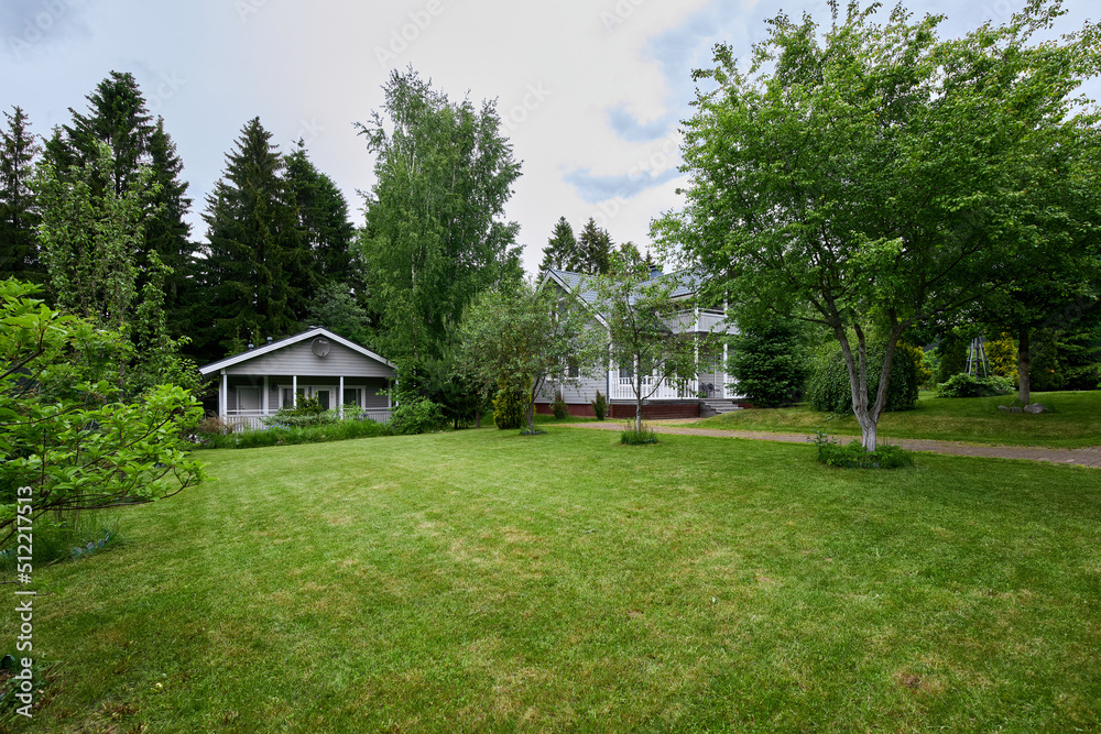 Obraz premium Shooting a country house and the surrounding area