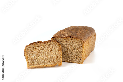 Dinkel Vollkornbrot frisch angeschnitten mit weissen Hintergrund