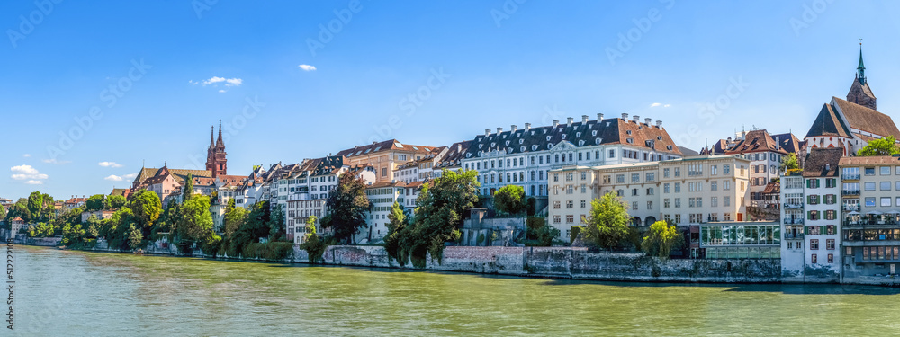 Blick vom Rhein auf das Münster, Basel, Schweiz 