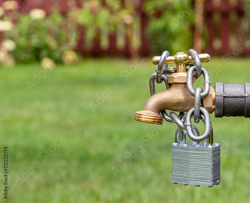 Papier peint Outdoor water faucet with lock and chain