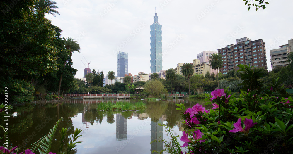 Fototapeta premium Taipei 101 city landmark in Sun Yat Sen Memorial hall