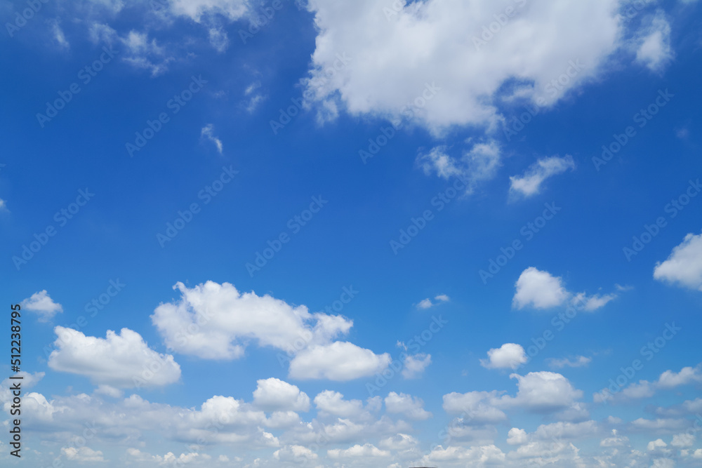 Obraz premium White clouds are floating in the blue sky