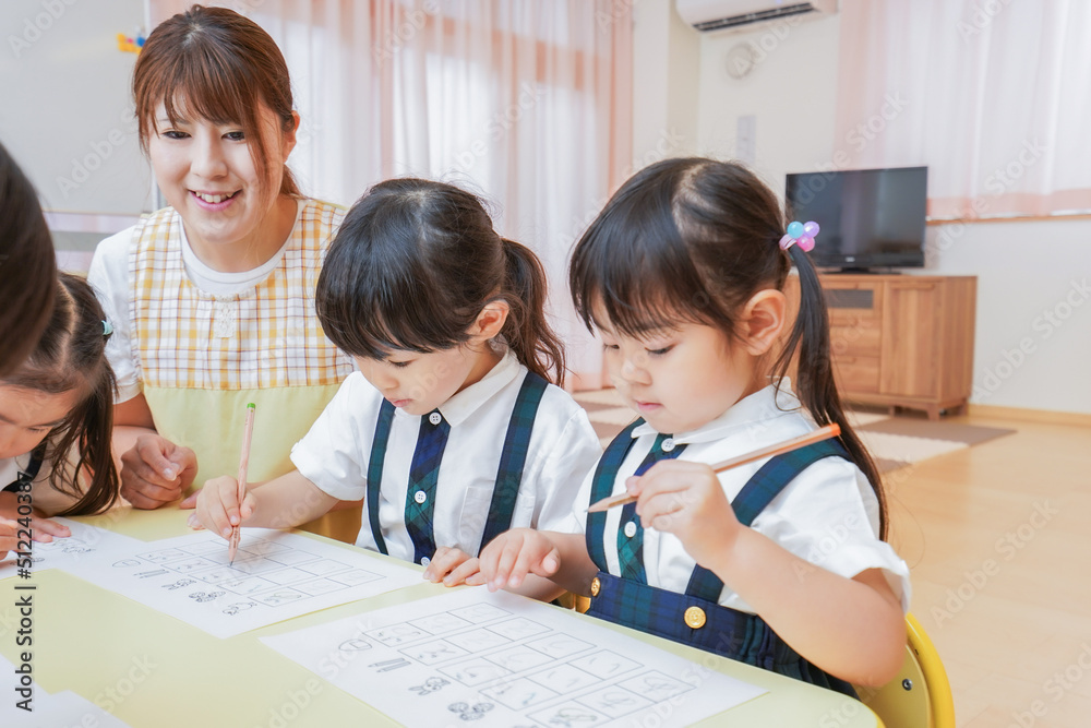幼稚園で勉強をする子どもたち 幼稚園で勉強をする子どもたち