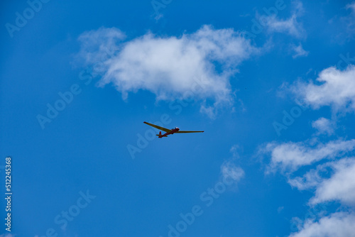 霧ヶ峰高原 澄んだ青空を飛ぶグライダー