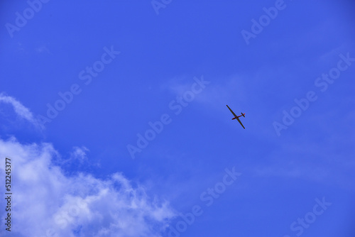 霧ヶ峰高原 澄んだ青空を飛ぶグライダー