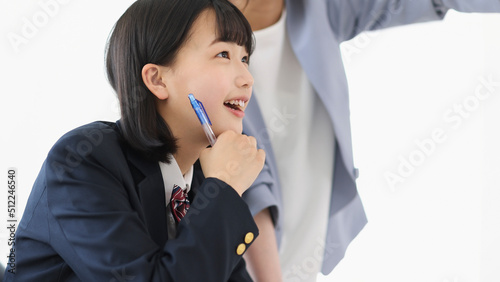 塾で授業を受ける女子学生