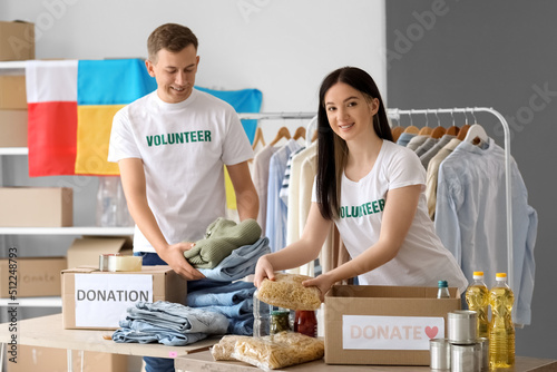 Polish volunteers donating ...