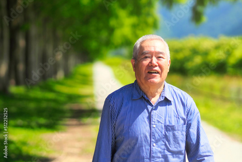 シニア男性と緑ぼかし背景