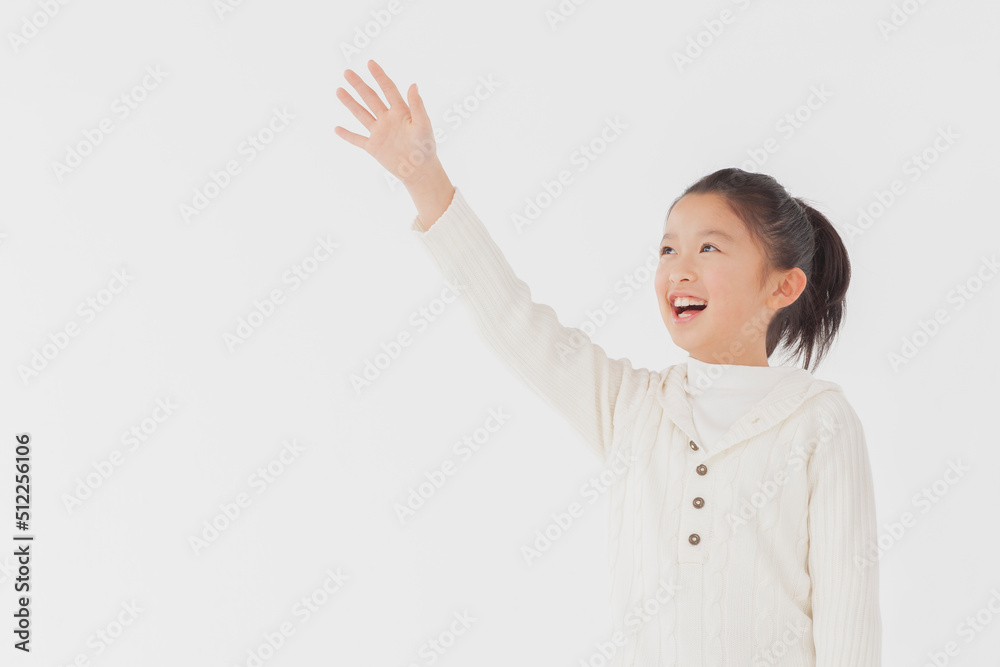 手を挙げる笑顔の女の子 手を挙げる笑顔の女の子