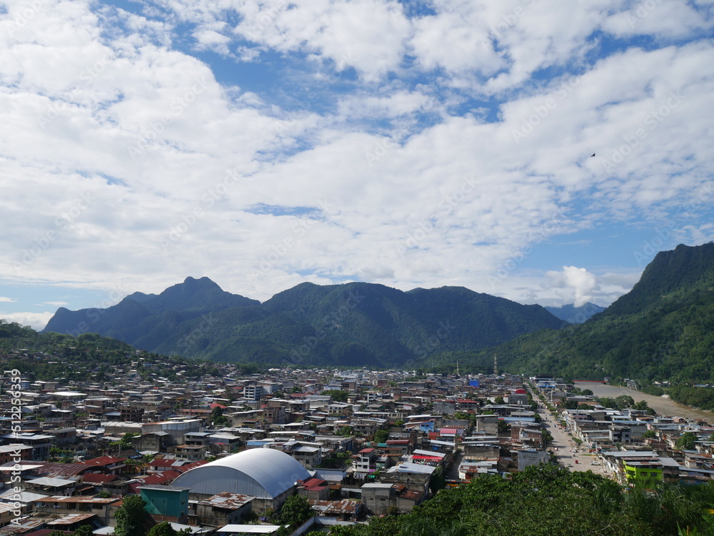 CIUDAD DE LA BELLA DURMIENTE SELVA PERUANA NUBES DE INVIERNO Stock