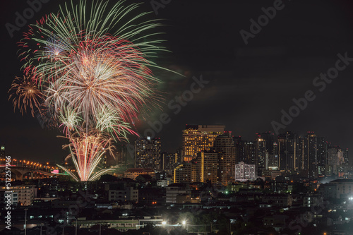 Night scene with fireworks and urban cityscape © Waraphorn Aphai