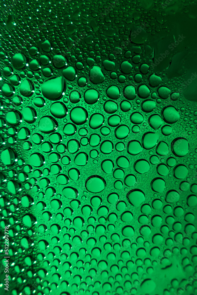 krople wody na zielonym tle - obrazy, fototapety, plakaty 