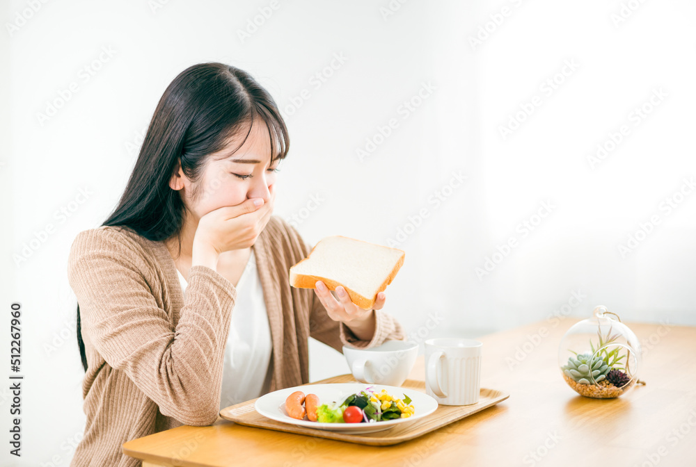 食パンを食べる女性（食欲不信・食べれない）
