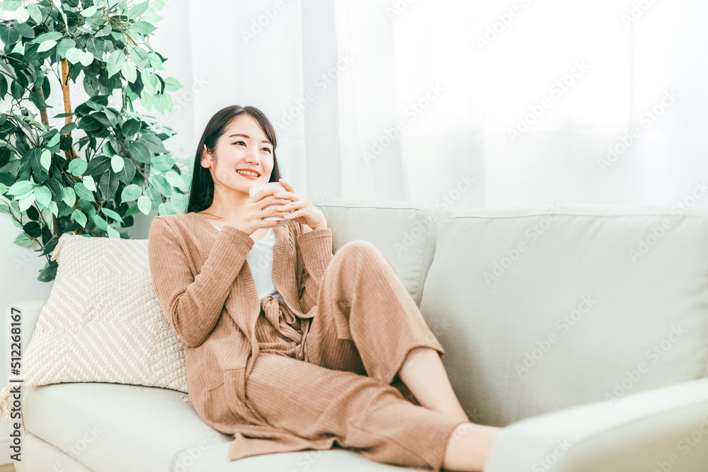 コーヒー・お茶を飲む女性(温活・ソファ)
コーヒー・お茶を飲む女性(温活・ソファ)