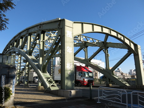 江東区の小名木川に架かる萬年橋（万年橋） © a_text