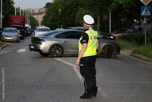 Policjanci ruchu drogowego polskiej policji w mieście. 