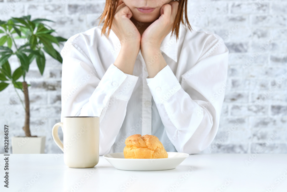 ダイエットイメージ―スイーツを食べるかどうかを迷う女性 ダイエットイメージ―スイーツを食べるかどうかを迷う女性