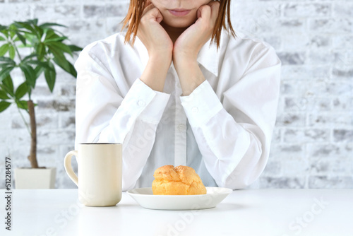 Konstfotografi ダイエットイメージ―スイーツを食べるかどうかを迷う女性