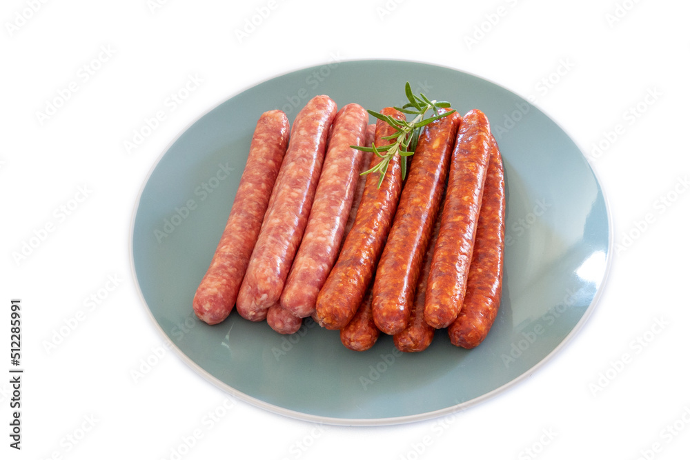 saucisses et merguez crues dans une assiette sur un fond blanc saucisses et merguez crues dans une assiette sur un fond blanc
