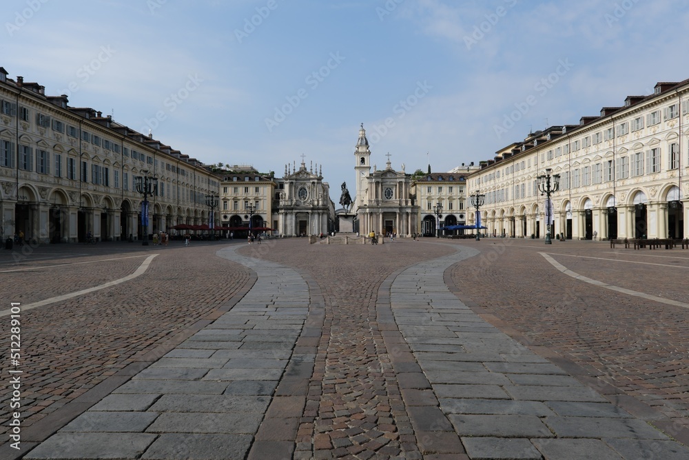 Obraz premium Piazza San Carlo ,il salotto di Torino in una mattina soleggiata ma senza o poche persone in giro