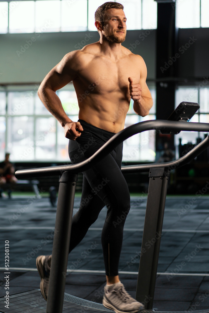 Obraz premium Male athlete running on a treadmill