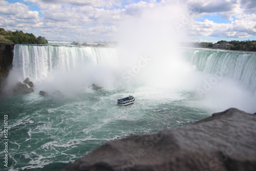 Fototapeta Naklejka Na Ścianę i Meble -  Boat in front of the Niagara Falls
