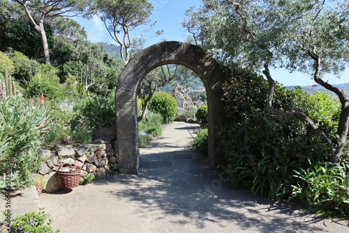 Forio - Sentiero verso la Roccia di Sir William ai Giardini La Mortella