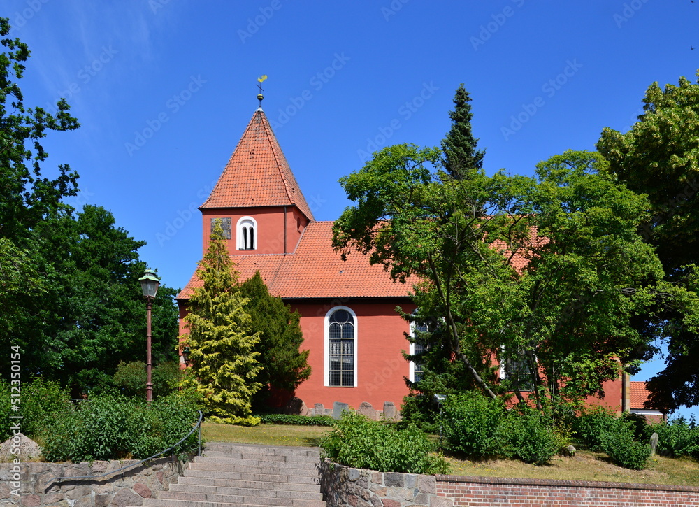 Historische Kirche im Frühling in der Stadt Kirchlinteln, Niedersachsen