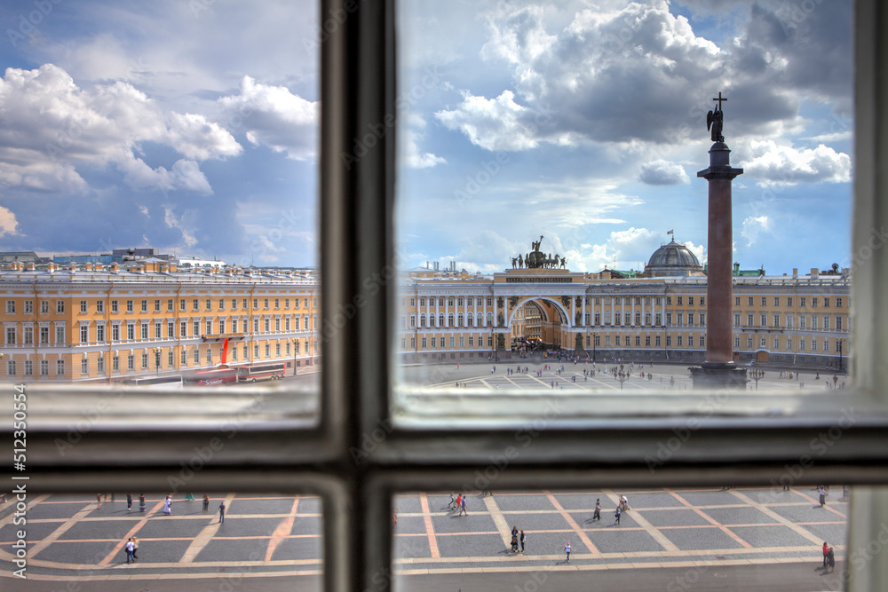 Φωτογραφία Palace Square seen from a window of Hermitage Museum, Saint Petersburg, Russia