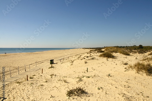La grande plage de sable fin de Manta Rota, petit village balnéaire portugais dans la région de l'Algarve