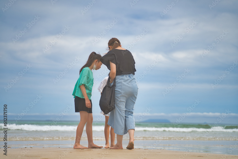 海で遊ぶ子供 海で遊ぶ子供
