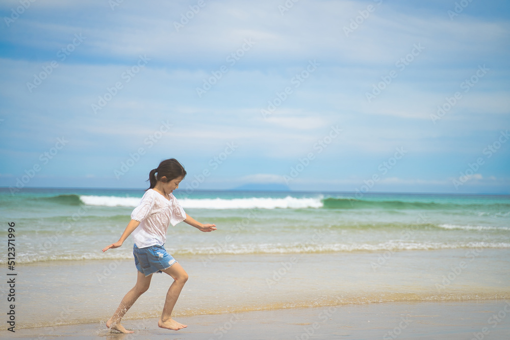 海で遊ぶ子供