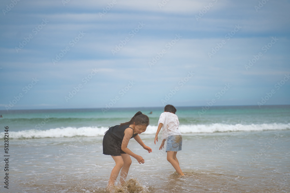 海で遊ぶ子供