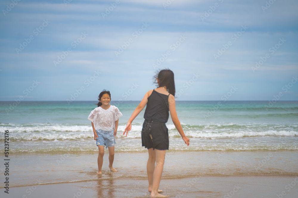 海で遊ぶ子供