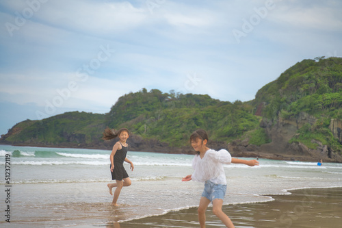 海で遊ぶ子供