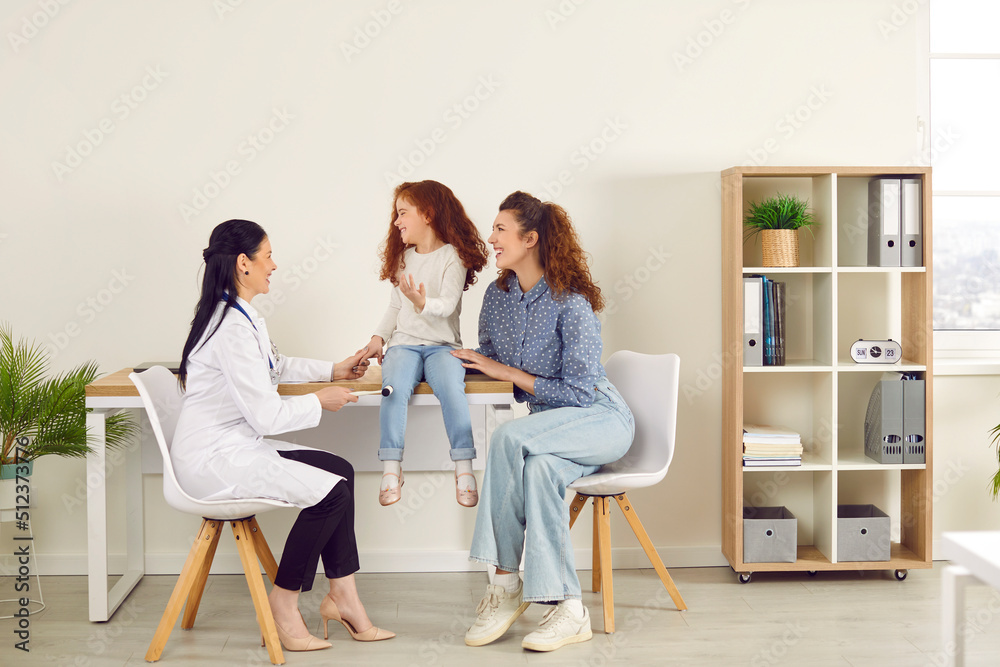 Εκτύπωση καμβά Friendly female doctor examining happy little patient in modern medical office interior