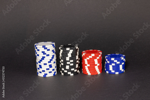 Stapel schwarzer, weißer, roter und blauer Pokerchips