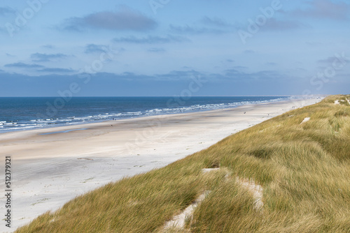 Nordseestrand K  stenlinie mit Sand und D  nen