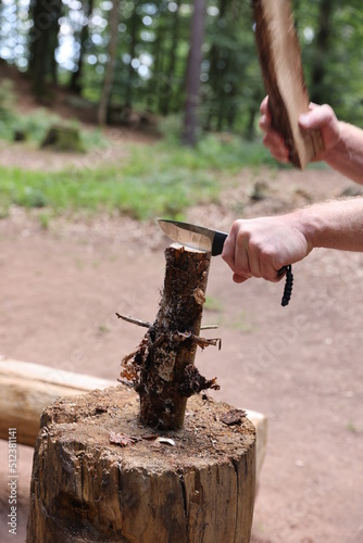 Holz spalten mit Messer Bushcraft Technik