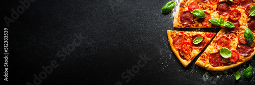 Panel kuchenny z motywem Traditional italian pizza with salami cheese, tomatoes and basil.