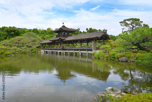 京都市平安神宮神苑の栖鳳池に架かる泰平閣