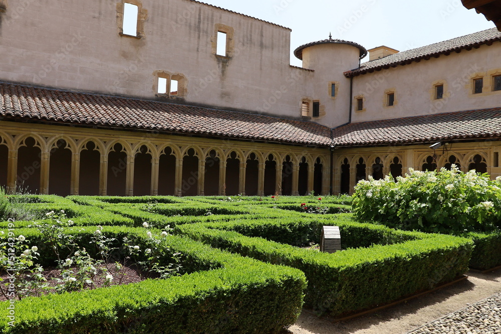 Obraz premium Le cloitre de l'abbaye bénédictine Saint Fortuné de Charlieu, ville de Charlieu, département de la Loire, France
