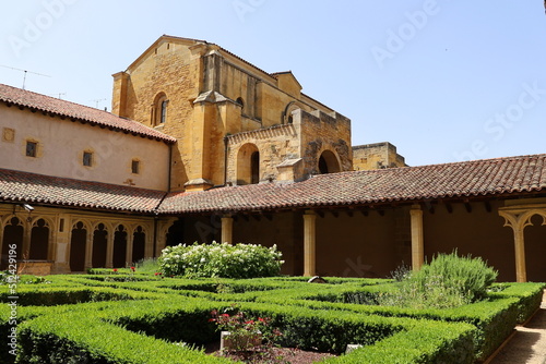 Le cloitre de l'abbaye bénédictine Saint Fortuné de Charlieu, ville de Charlieu, département de la Loire, France photo