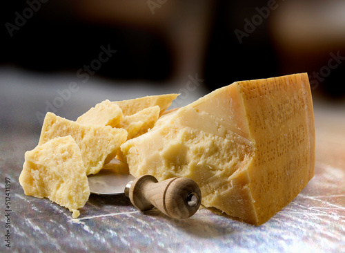 Queso parmesano con cuchillo. Parmesan cheese with knife.