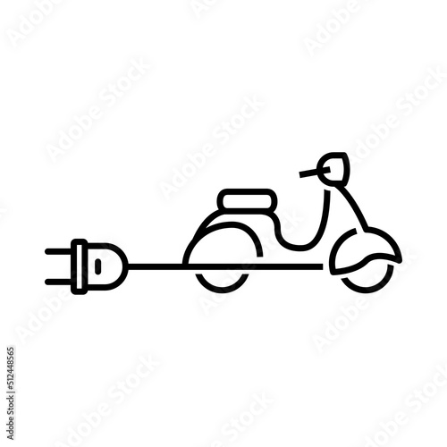 Logo scooter eléctrico. Vector con silueta de moto con enchufe con cable. Icono lineal. Color negro